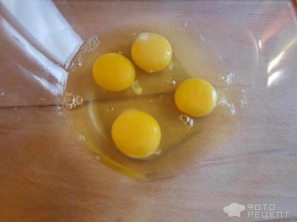 Разбиваем 4 яйца