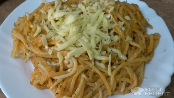 Спагетти в соусе под сыром фото