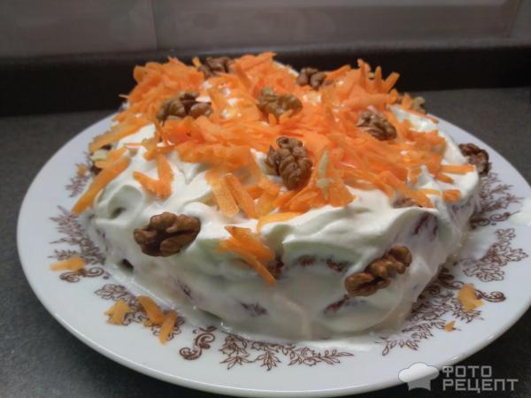 Морковный торт со сливками и орехами фото