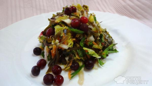 Витаминный салат из морской капусты с овощами фото