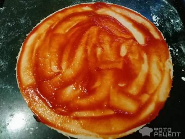 смазываем томатной пастой тесто