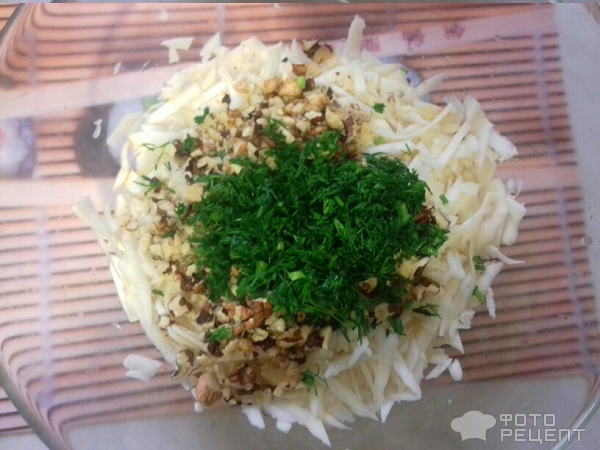 Вкусный салат из сельдерея с орехами фото