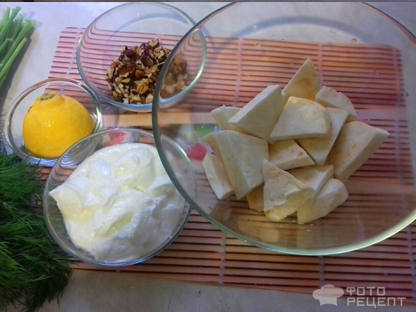 Вкусный салат из сельдерея с орехами фото