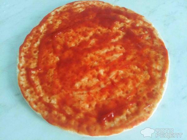 основу для пиццы смазываем томатной пастой
