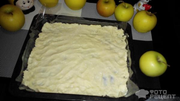 Пирог из творожного теста с яблоками.