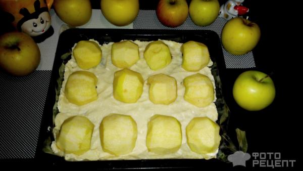 Пирог из творожного теста с яблоками.