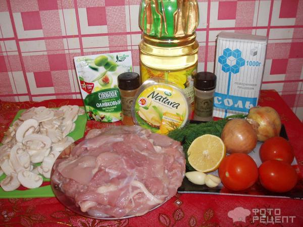 Куриное филе с томатами и грибами, запеченное под майонезным соусом фото