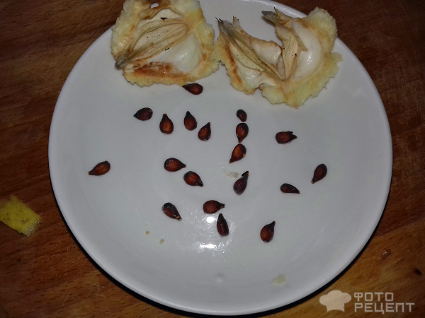 Десерт из айвы с орехами и каймаком. Айва татлысы фото