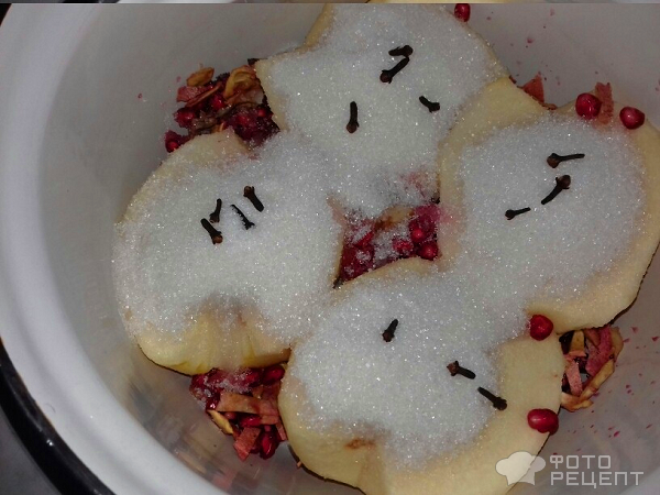 Десерт из айвы с орехами и каймаком. Айва татлысы фото