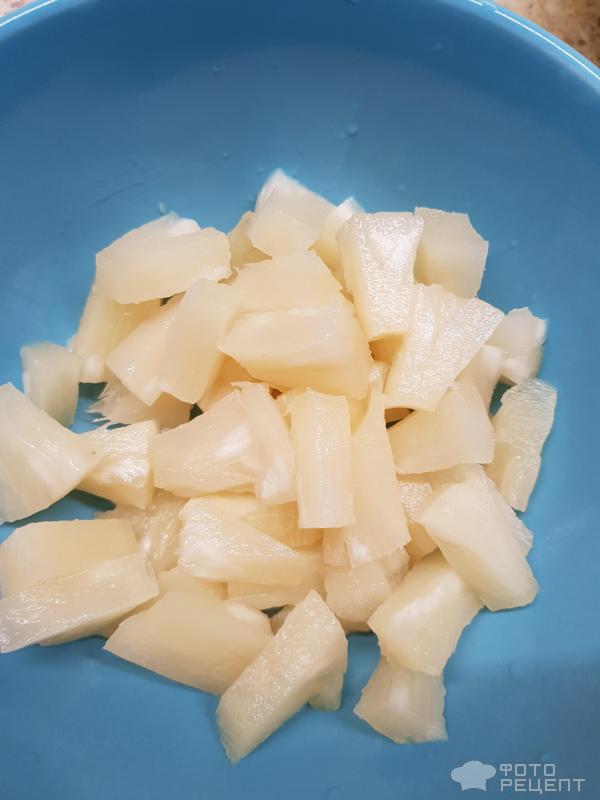 Салат из курицы, ананаса и сыра с чесноком