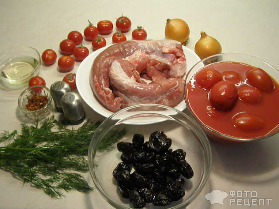 Мясо с томатами и черносливом фото