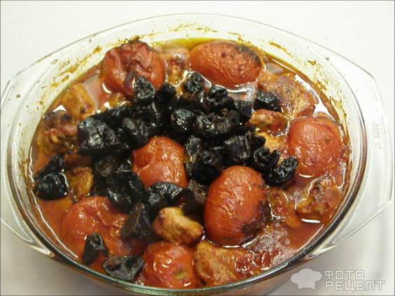 Мясо с томатами и черносливом фото