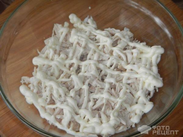 Слоеный салат с курицей, грибами и сыром