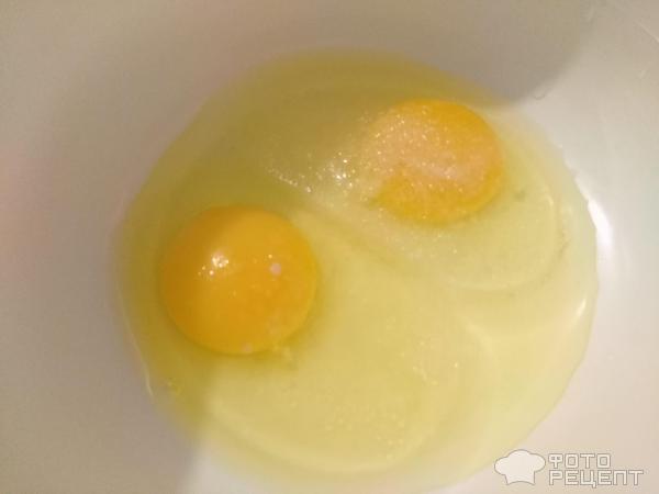 яйца смешиваем с солью и сахаром