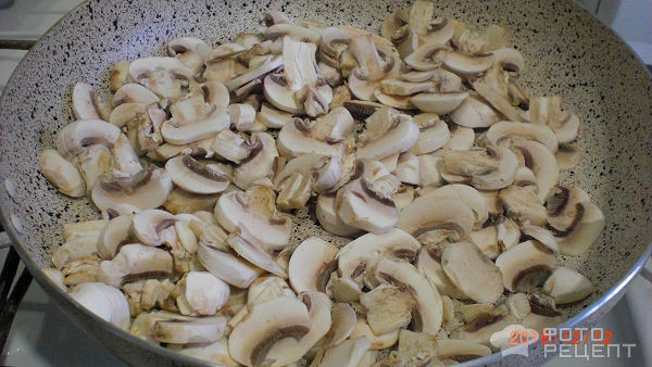 Праздничный мясной рулет с грибами фото