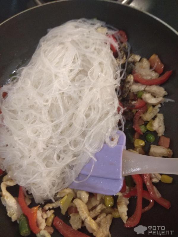 Рецепт фунчозы с курицей и овощами и соевым соусом с фото пошагово салат