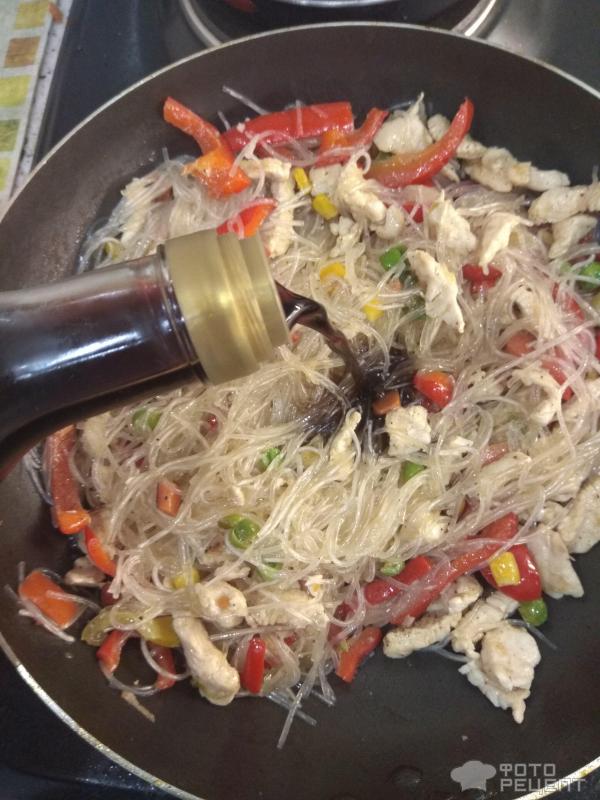 Рецепт фунчозы с курицей и овощами и соевым соусом с фото пошагово салат
