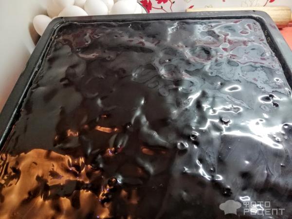 Пирог с вишней, покрытый шоколадом фото