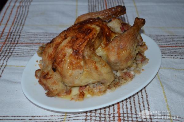 Курица по-еврейски, фаршированная рисом с яблоками и сухофруктами, в духовке