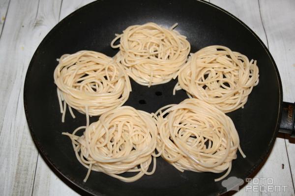 Гнезда из макарон с фаршем