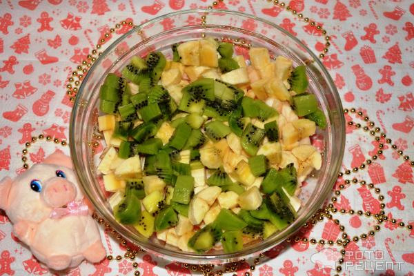 Фруктовый салат Сосновые шишки фото