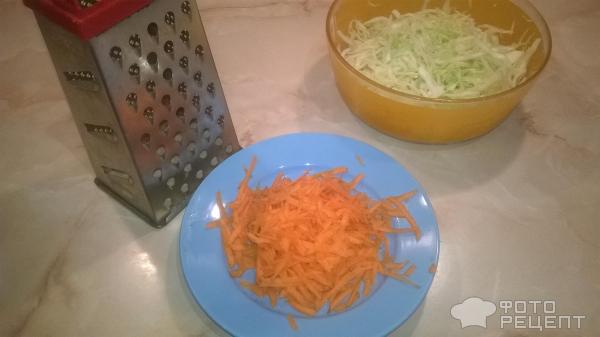 трем на терке морковь, режем лук и добавляем в миску с капустой