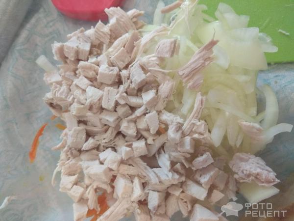 Салат с курицей, огурцами и маринованным луком