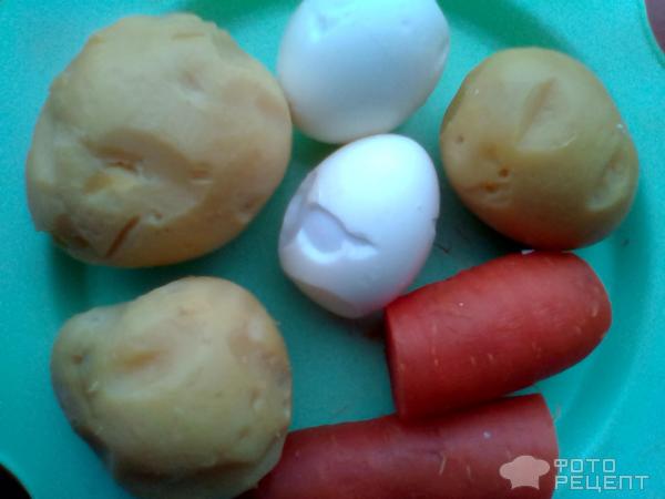Овощи и куриные яйца для Оливье