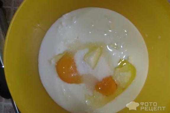Для теста в миску высыпать сыр, добавить яйца, молоко, сахар, соль и все хорошо перетереть блендером.