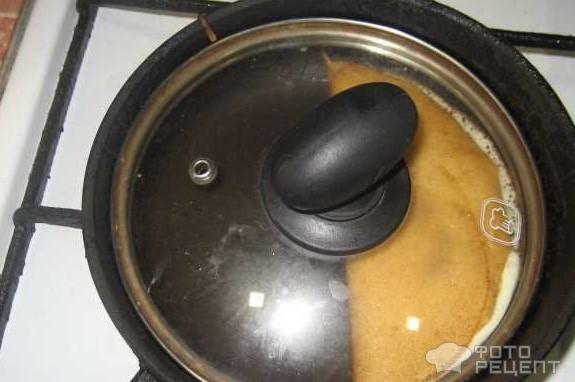 Закрыть крышку сковородки и жарить так примерно 1 минуту с одной стороны, затем перевернуть и жарить еще 1 минуту с другой стороны, закрыв снова сковородку крышкой.