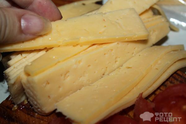 нарезаем сыр для лазаньи