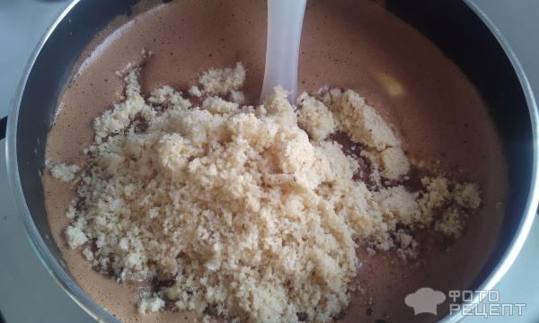молотые орехи и сахар добавляем в масляно-шоколадную смесь