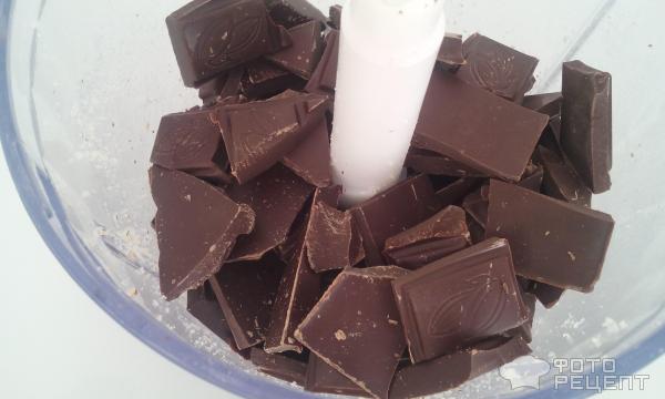 разломанный шоколад в блендере