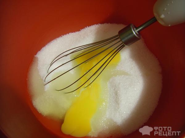 Добавляем в сахар по 1 яйцу