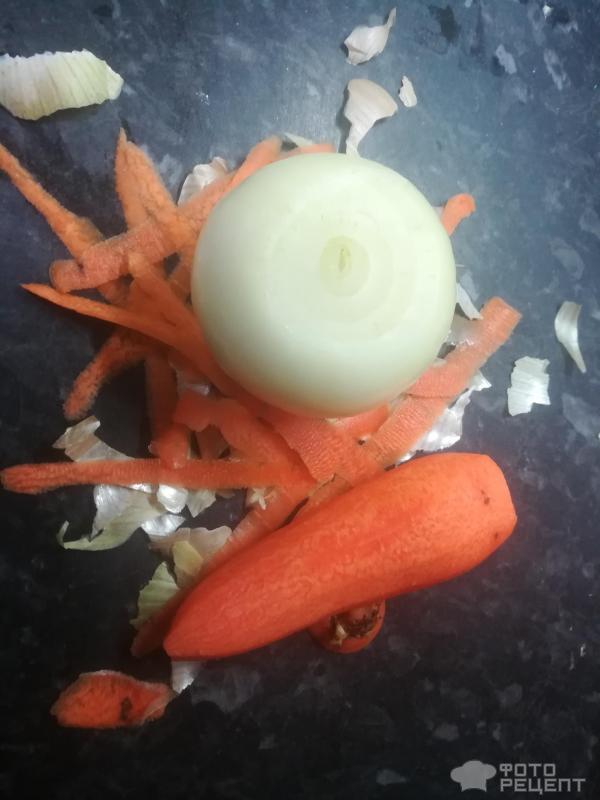 Лук и морковь очищаем