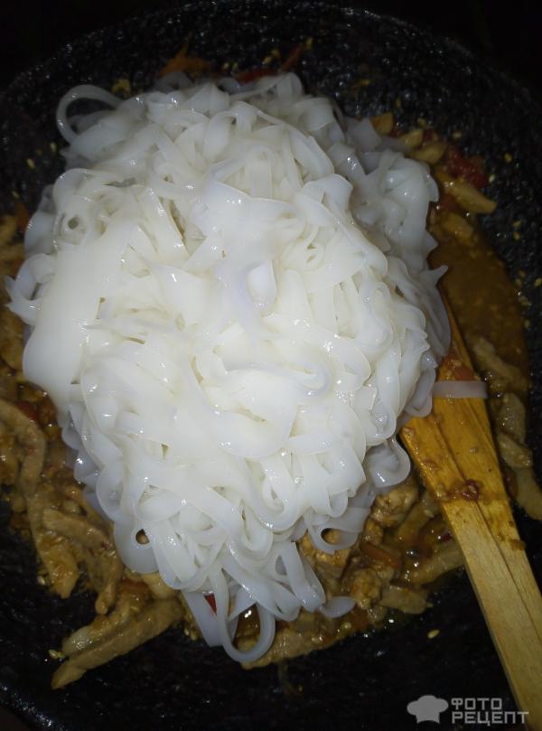 Свинина с рисовой лапшой в соусе терияки фото