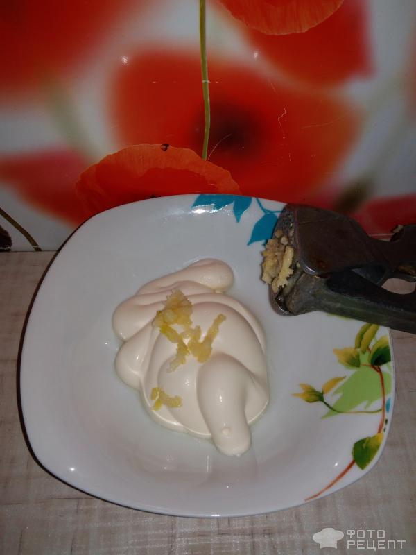 Салат с ананасами, сыром и чесноком фото
