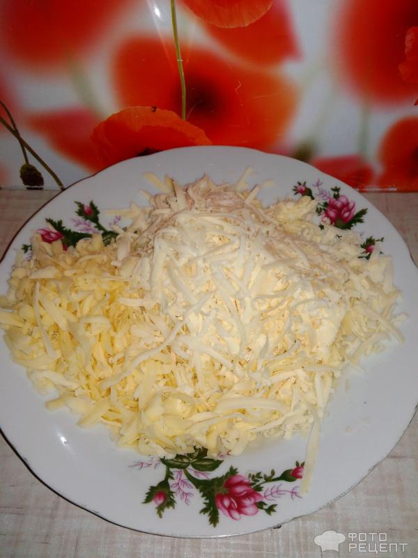 Салат с ананасами, сыром и чесноком фото
