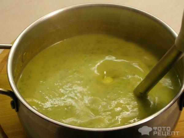Зеленый суп-пюре из замороженного горошка фото