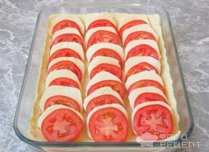 Слоеное тесто с помидорами и моцареллой фото