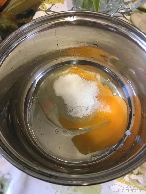 Вбитое в миску яйцо с солью и сахаром