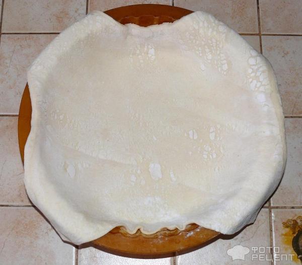 Мясной пирог из дрожжевого слоеного теста фото