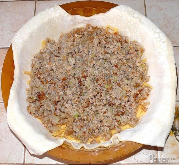Мясной пирог из дрожжевого слоеного теста фото