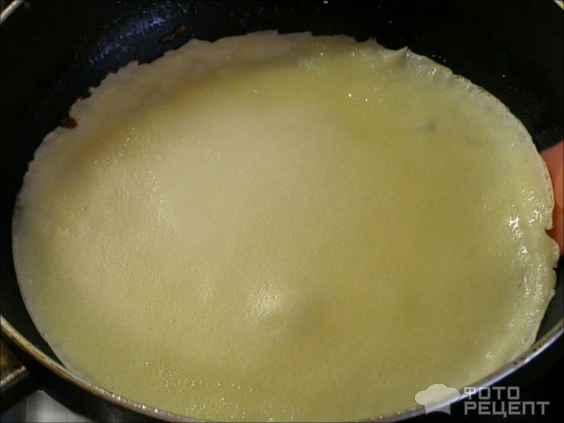 Закусочный блинный тортик с семгой и нежным творожным сыром фото