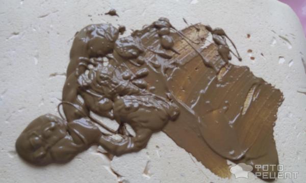 размазать растопленный шоколад на верхнюю сторону пласта
