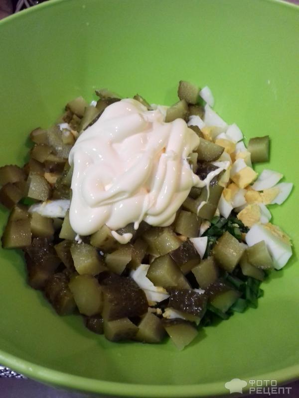 Салат из зеленого лука с яйцами и огурцом фото