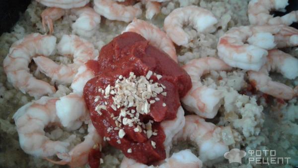 Паста с морепродуктами в томатном соусе фото