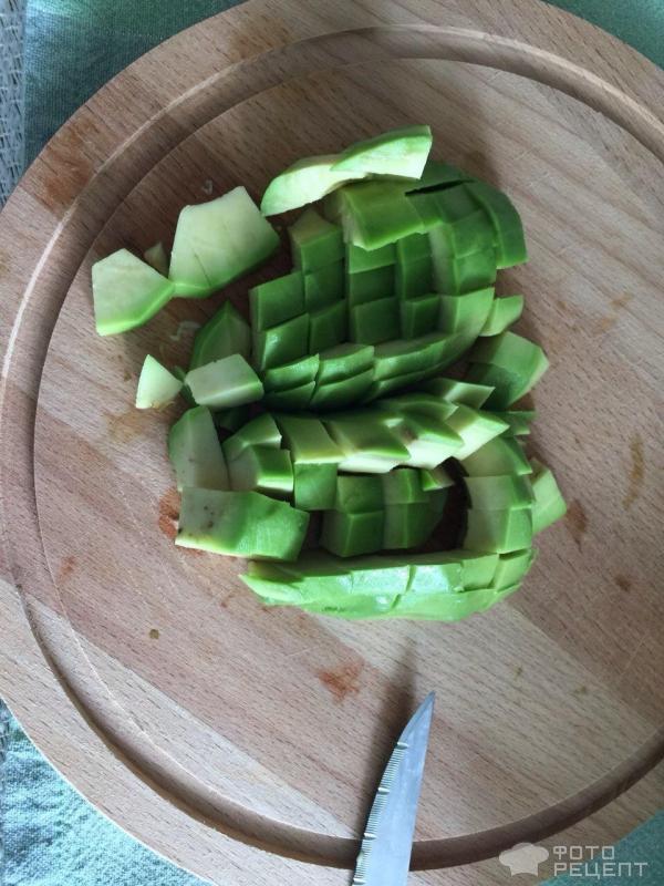 Свежий салат из авокадо и салата Айсберг фото
