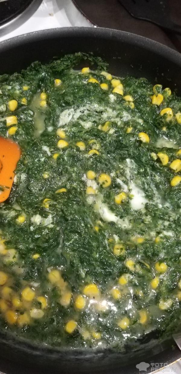 Жаренный шпинат с яйцом и кукурузой фото