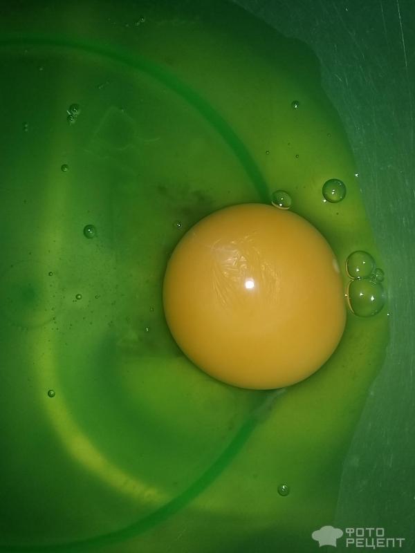 разбили яйцо в глубокую чашку